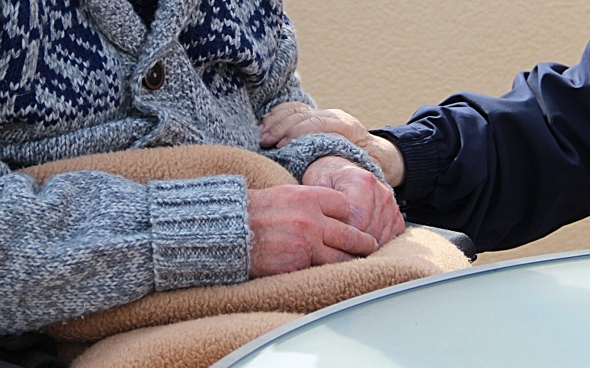 Pflegeheim seniorin im rollstuhl Pflegeheim seniorin im rollstuhl